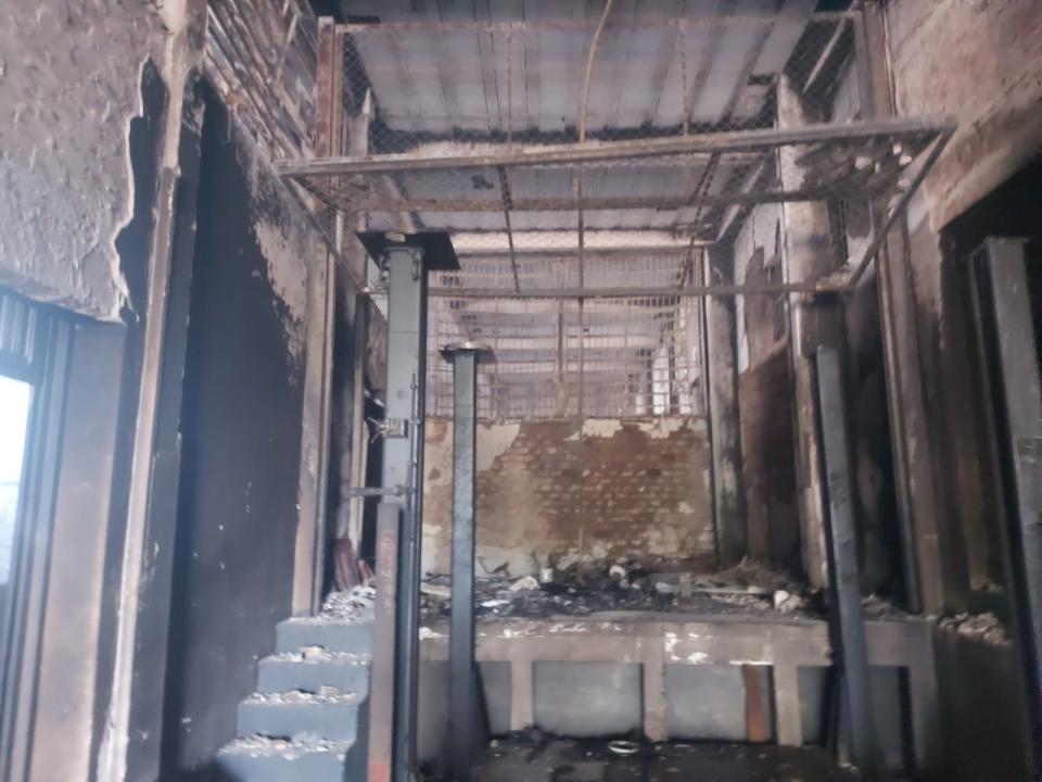 Foto 4 de 10 — Incêndio em antiga autopeças de Araraquara destruiu 1.000 m²; Defesa Civil interditou a área